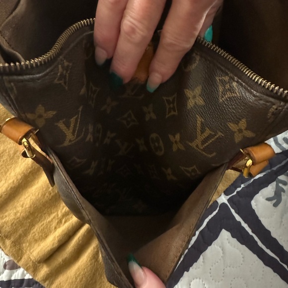 Authentic Louis Vuitton Totally MM. - Picture 13 of 16